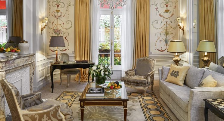 paris-plaza-athenee-deluxe-suite-livingroom-1920x840